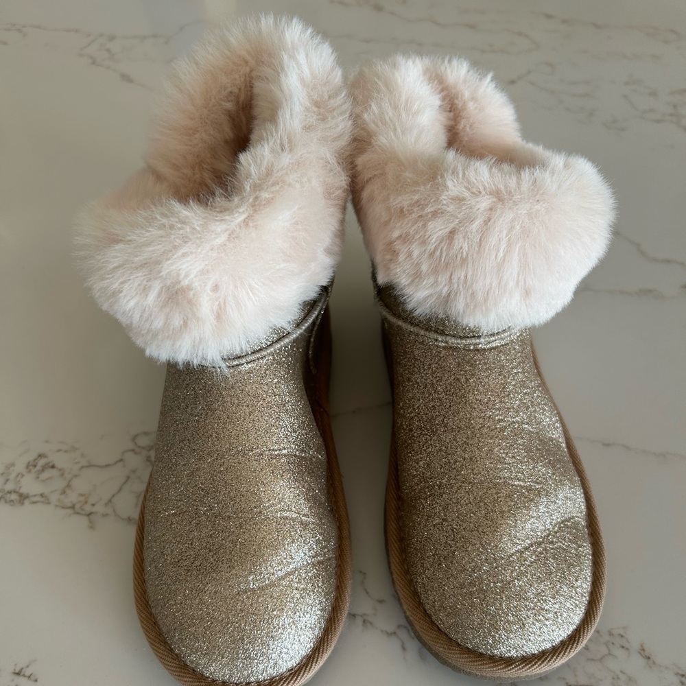 (NWOT) Girl’s Shimmering Gold Boots (Size 5)